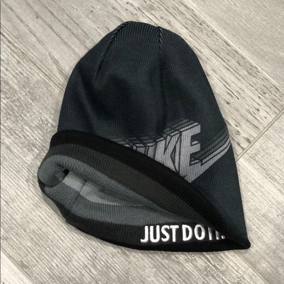 NWT Black/Gray Reversible Nike Beanie - Picture 4 of 6